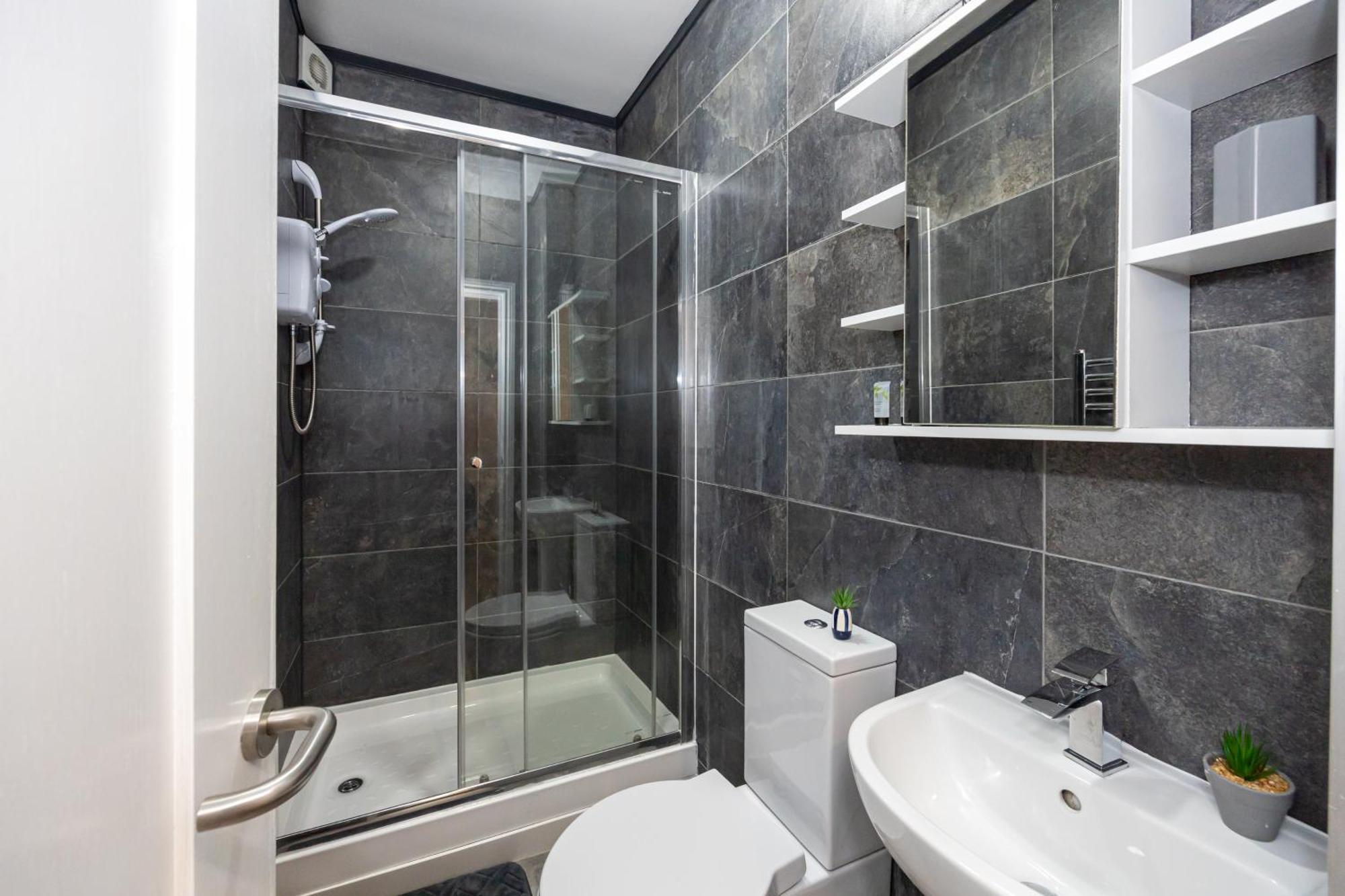 Vibrant 2br In Chorlton, Free Parking Manchester