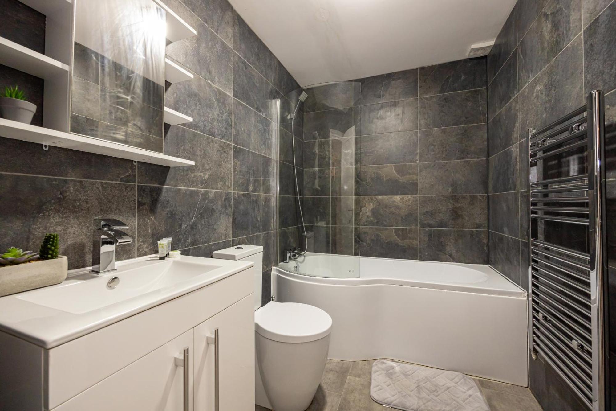 Vibrant 2br In Chorlton, Free Parking Apartment